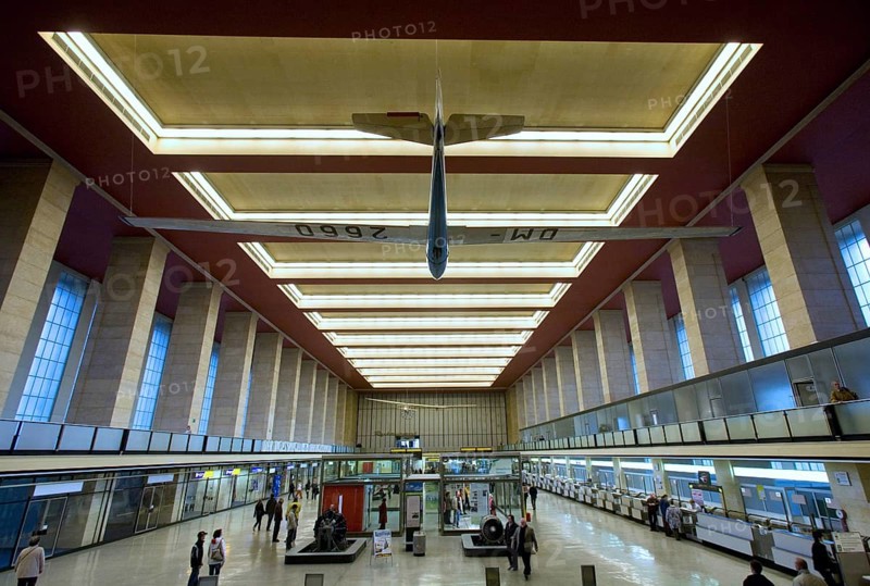 Passengers at Tempelhof Airport, two days in front of the closure of flight operations, Berlin, 28 October 2008, Berlin, Berlin, Germany, Europe