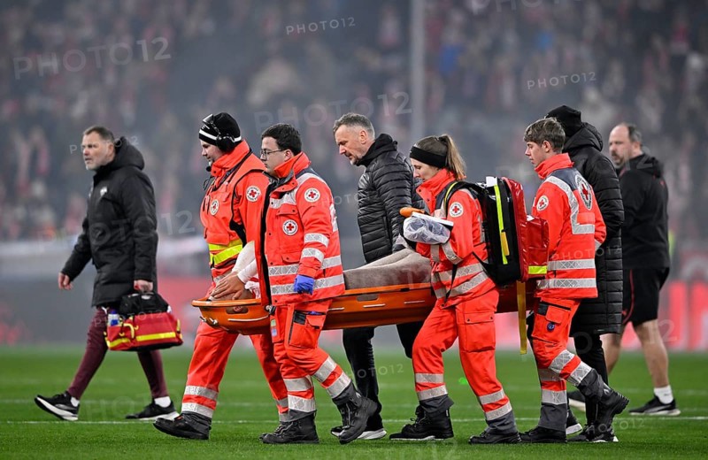 Paramedics carry Benjamin Henrichs RasenBallsport Leipzig RBL (39) injured injury Achilles tendon rupture from the pitch, stretcher, pain, hands in front of face, carer, Allianz Arena, Munich, Bavaria, Germany, Europe