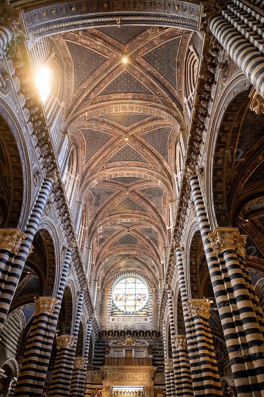 Interior with striped columns and decorated ceiling, Siena Cathedral or Cattedrale di Santa Maria Assunta, Siena, Tuscany, Italy, Europe