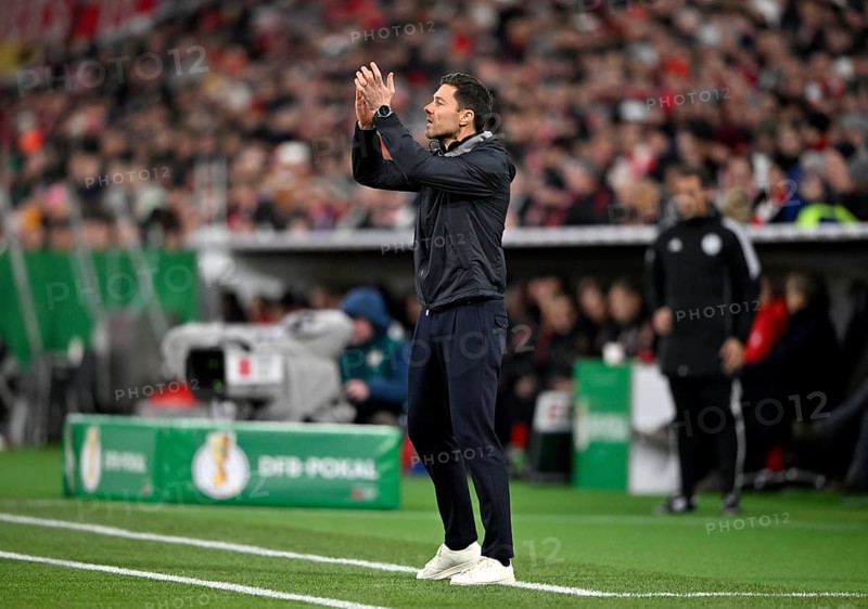 Coach Xabi Alonso Bayer 04 Leverkusen on the sidelines Gesture Gesture DFB Cup round of 16, Allianz Arena, Munich, Bavaria, Germany, Europe