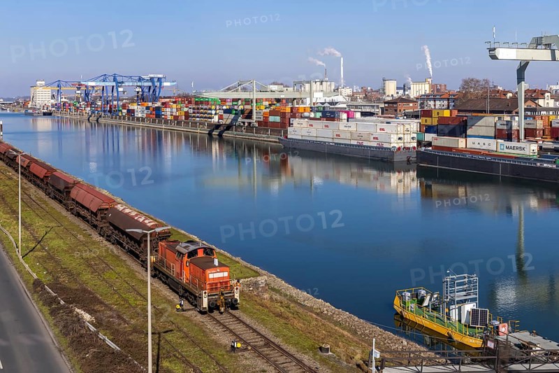 The port of Mannheim is one of Europe's most important inland ports and container terminals. Sea containers are stacked under gantry cranes waiting to be loaded onto lorries and goods trains. Mannheim, Baden-Württemberg, Germany, Europe