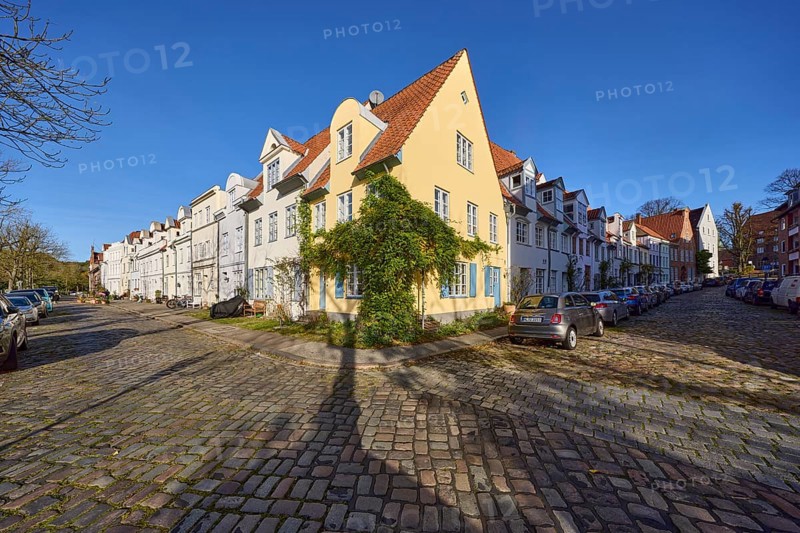 Historic houses, cobblestone pavement, blue cloudless sky, street crossing Elfengrube with An der Obertrave, Old Town, Hanseatic City of Lübeck, independent city, Schleswig-Holstein, Germany, Europe