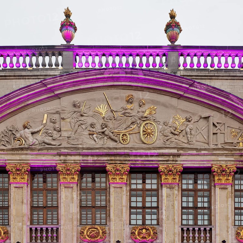 The illuminated gable of the guildhall Le Moulin à Vent and Pot d'Étain in the evening, Grand-Place, Grote Markt, Brussels, Belgium, Europe