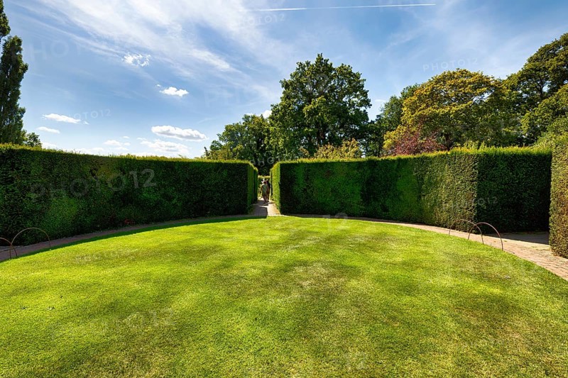 Courtyard with hedges, yew (Taxus baccata), topiary, topiary, Sissinghurst Castle and Garden, Cranbrook, Kent, England, Great Britain