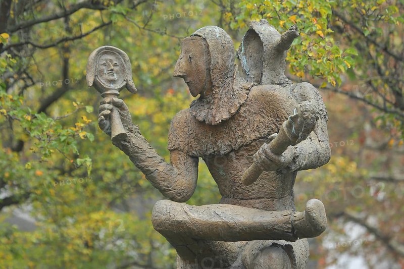 Sculpture Till by Eberhard Linke 2010, Till Eulenspiegel, mirror, holding, hand, arm, modern art, sitting, leg, Am Kronberger Hof, Altstadt, Mainz, Rhine-Hesse region, Rhineland-Palatinate, Germany, Europe