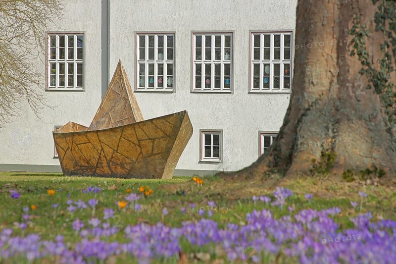 Sculpture Das Traumschiff Tante Olga by Anatol Herzfeld 1977, documenta 6, transparent paper ship, paper ship, transparent, transparent, origami, paper folding, paper folding art, purple crocuses, spring, blooming, Heinrich-Schütz-Schule, Kassel, Hesse, Germany, Europe