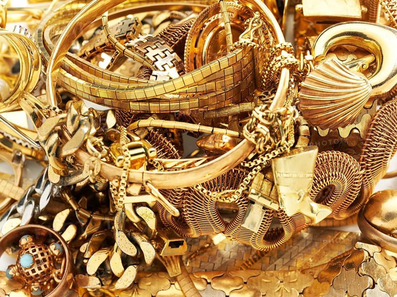 Old gold, various pieces of jewellery, studio shot