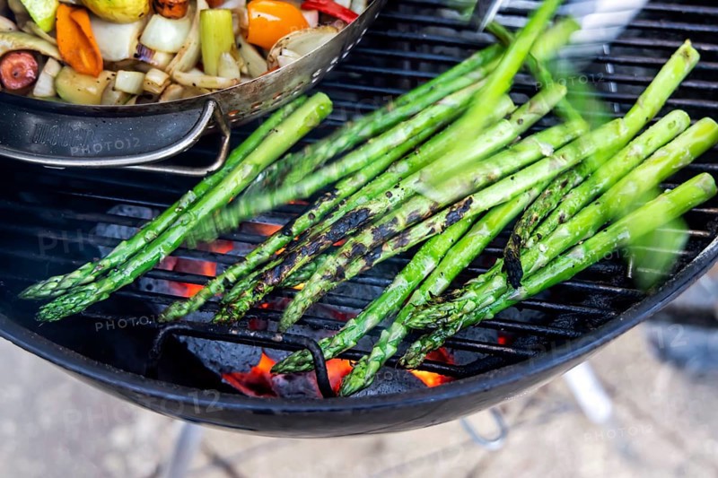 Barbecue, kettle grill with vegetarian and vegan barbecue grills such as grill pan and green asparagus. Baden-Württemberg, Germany, Europe