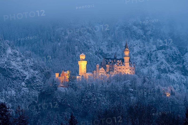A magnificently illuminated castle at night, surrounded by a snow-covered landscape, Neuschwanstein, Schwangau, Ostallgäu, Allgäu, Swabia, Upper Bavaria, Bavaria, Germany, Europe