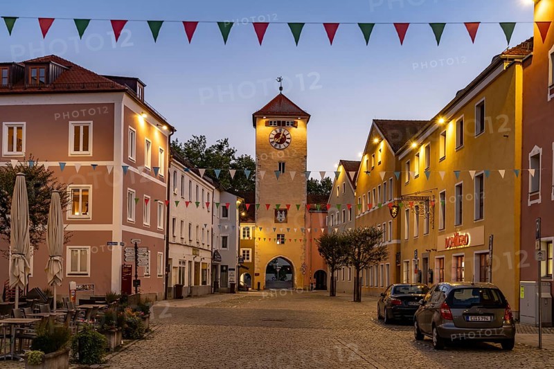 The Donautor city gate and the historic city centre at dusk, Kelheim, Lower Bavaria, Bavaria, Germany, Europe