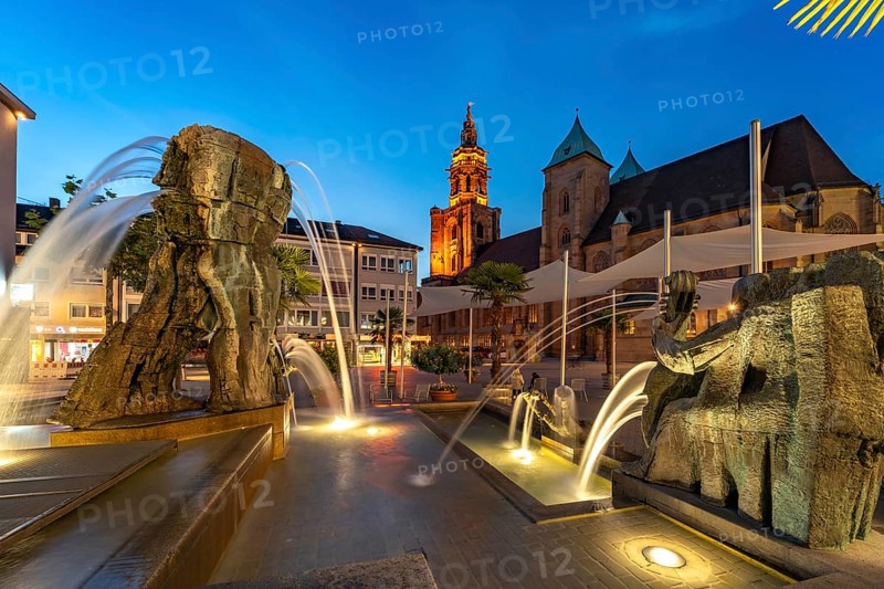 The Kilianskirche church and the Comedians' Fountain at dusk, Heilbronn, Baden-Württemberg, Germany, Europe