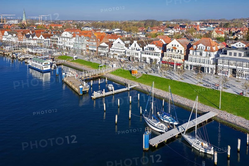 View over shops and restaurants along picturesque Vorderreihe at seaside resort Travemünde, Hanseatic City of Lübeck, Schleswig-Holstein, Germany, Europe