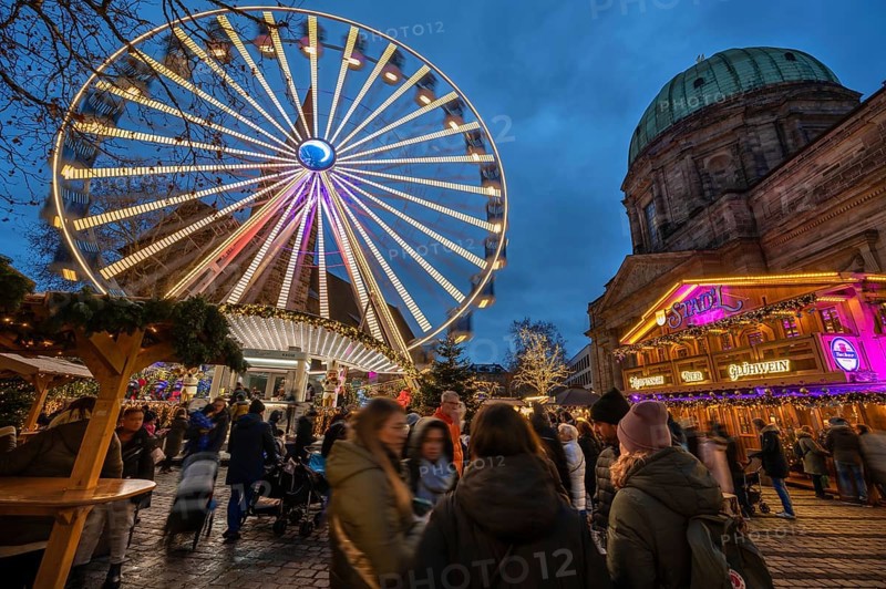 Ferris wheel at the winter village, Christmas market at dusk, St Elisabeth's Church on the right, Jakobsplatz, Nuremberg, Middle Franconia, Bavaria, Germany, Europe
