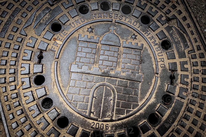 Manhole cover with the emblem of the Hanseatic city, city coat of arms, manhole cover, tourism, Hamburg, Germany, Europe