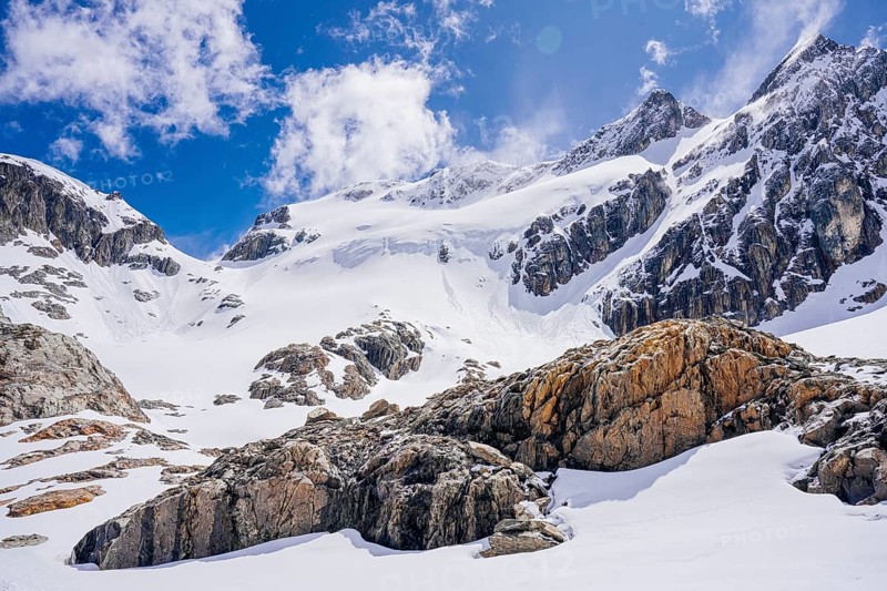 Glaciar Vinciguerra, Ushuaia, Tierra del Fuego Province, Argentina, Schneebedeckte Berge mit sichtbaren Felsen unter blauem Himmel, Argentinien, South America