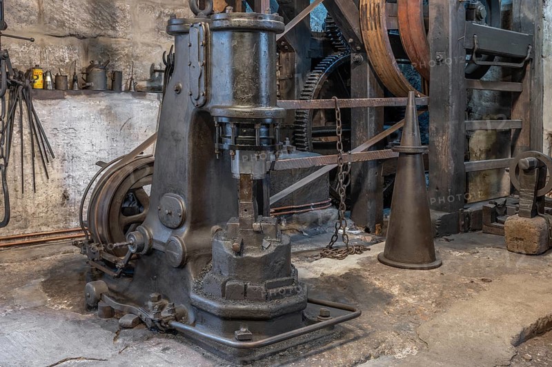 Air hammer and transmission gearbox in a historic hammer mill, Industrial Museum Lauf, Sichardstr., Lauf an der Pegnitz, Middle Franconia, Bavaria, Germany, Europe