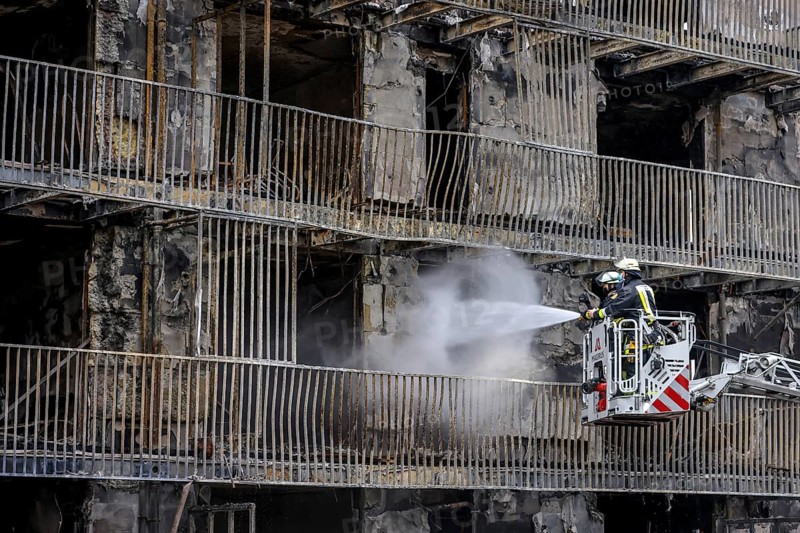 Essen, North Rhine-Westphalia, Germany, major fire in Essen's Weststadt district. The ruins of the apartment block in Bargmannstrasse are not allowed to be entered due to the risk of collapse. The new building from 2015 had modern fire protection doors. The fire affected 39 flats with around 100 tenants. Fire brigade extinguishes the last embers, Europe