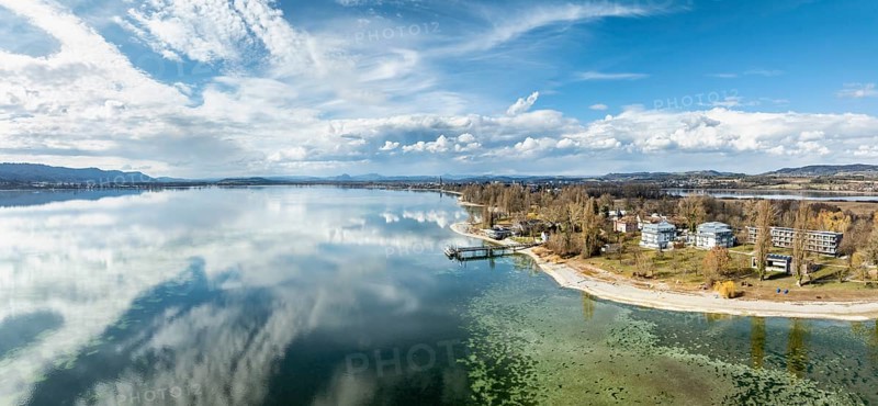 Aerial view, panorama of the Mettnau peninsula in western Lake Constance with the spa centre, Mettnaukur, landing stage and restaurant Strandcafe, Radolfzell, district of Constance, Baden-Württemberg, Germany, Europe