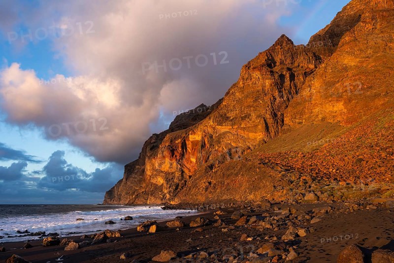 Golden hour at the Playa del Inglés beach and the La Mérica mountain range. Valle Gran Rey, La Gomera, Canary Islands, Spain, Europe
