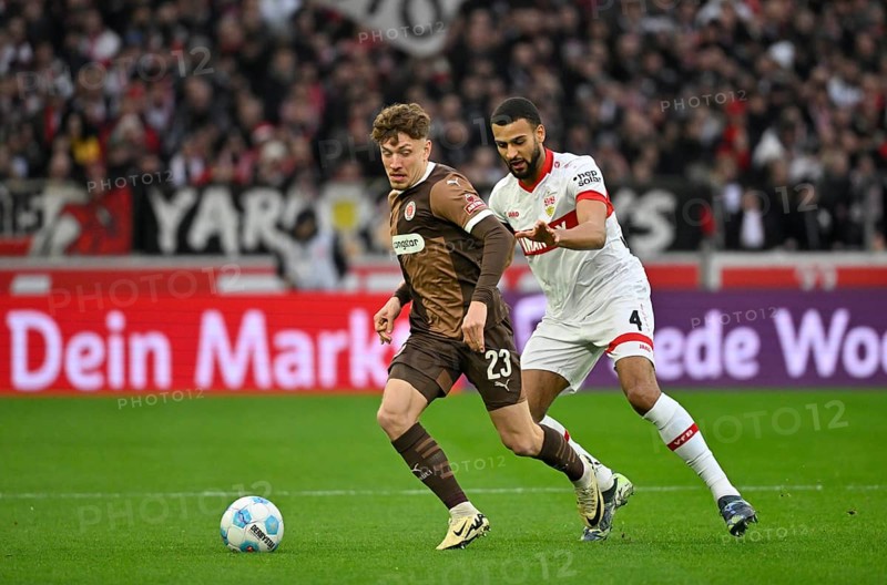 Duel, action Josha Vagnoman VfB Stuttgart (04) against Philipp Treu FC St. Pauli (23) MHPArena, MHP Arena Stuttgart, Baden-Württemberg, Germany, Europe