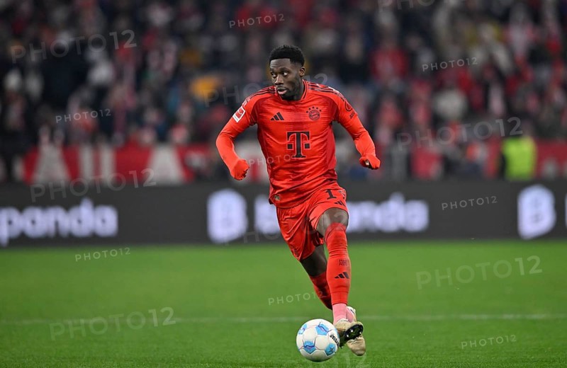 Alphonso Davies Bayern FC Munich FCB (19) Action on the ball Allianz Arena, Munich, Bavaria, Germany, Europe