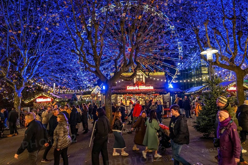 Pre-Christmas season, people, shoppers, visitors to the Christmas market in Essen city centre, Ferris wheel on Burgplatz, Kettwiger Straße, Christmas lights, Essener Lichtwochen, North Rhine-Westphalia, Germany, Europe