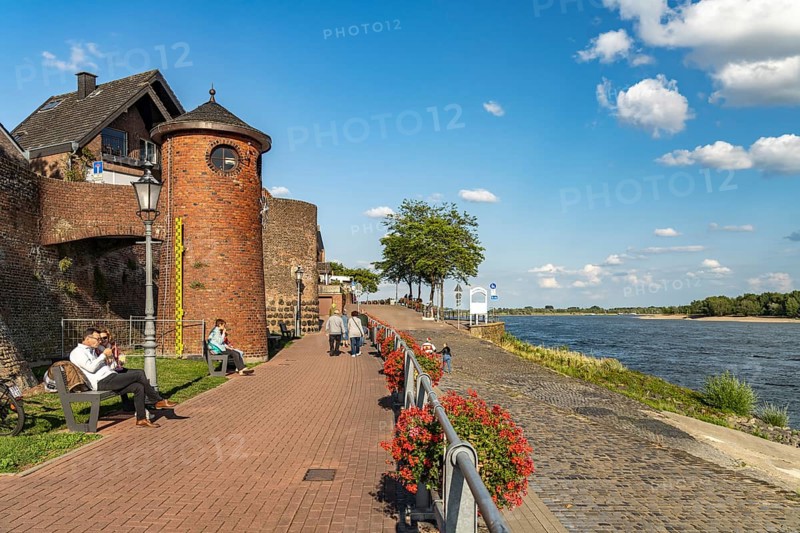 Rhine promenade with Rhine level in Rees, Lower Rhine, North Rhine-Westphalia, Germany, Europe