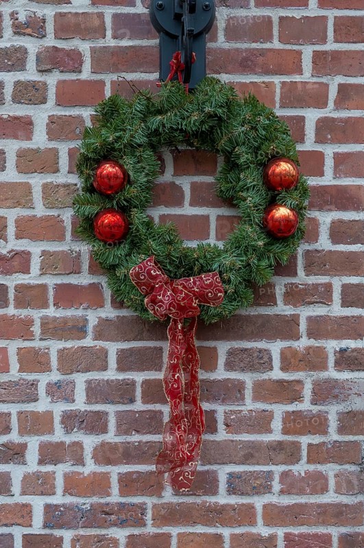 Door wreath as a Christmas decoration in front of a brick wall, Münsterland, North Rhine-Westphalia, Germany, Europe