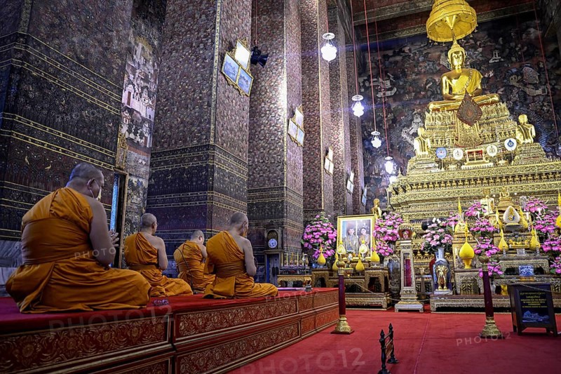 Buddhist monks at prayer, Wat Pho, Temple of the Reclining Buddha, Bangkok, Thailand, Asia