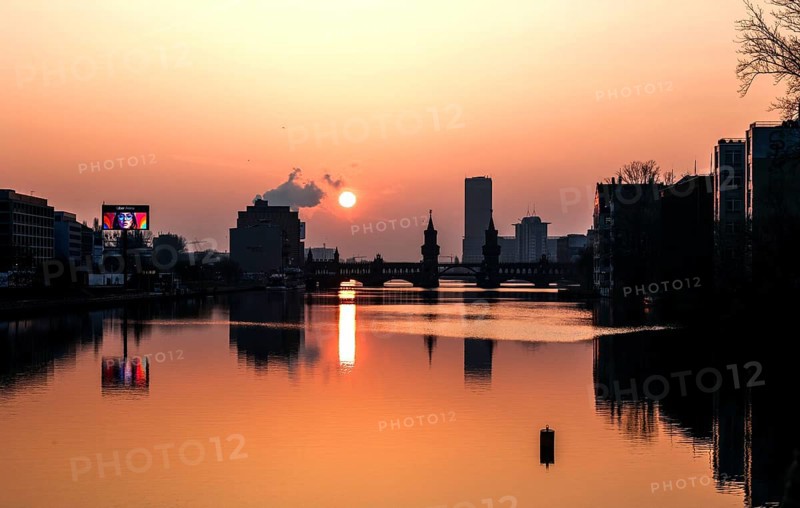 View over the Spree to Oberbaum Bridge during sunrise, Berlin, 09/02/2025, Berlin, Berlin, Germany, Europe