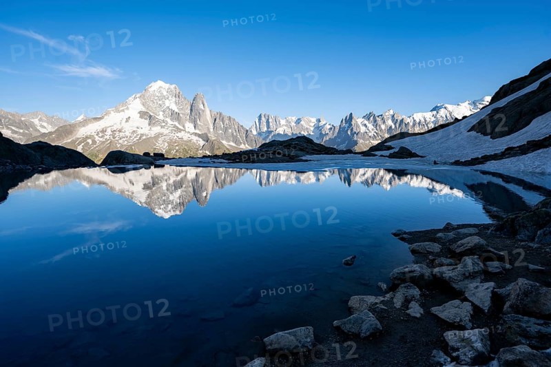 Mountain landscape in the evening light, water reflection in Lac Blanc, mountain peak, Aiguille Verte, Grandes Jorasses, Aiguille du Moine, Mont Blanc, Mont Blanc massif, Chamonix-Mont-Blanc, Haute-Savoie, France, Europe