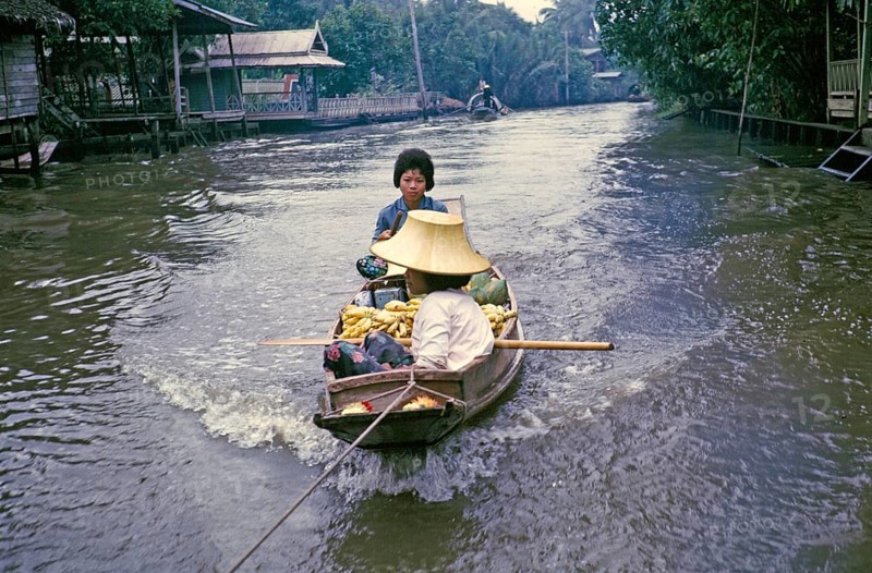 Frauen auf einem schwimmenden Marktboot verkaufen Bananen auf dem Wasserweg in der Nähe von Bangkok, Thailand, Asien 1964, Asia