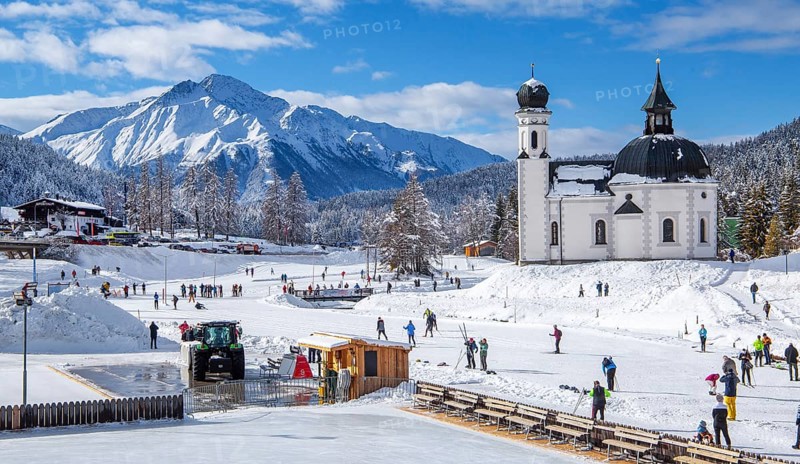 Seekirchl at the ski resort with Hocheder 2797m in winter, Seefeld, Seefeld Plateau, Tyrol, Austria, Europe