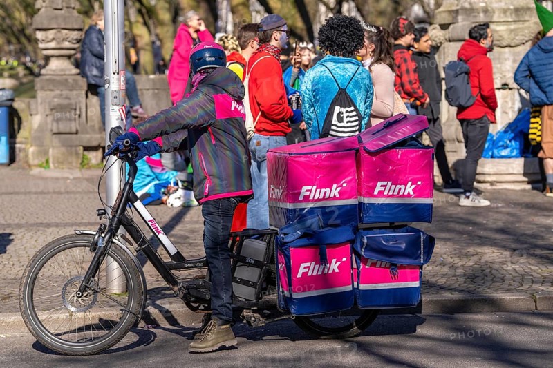 Bicycle courier of the Flink express delivery service, delivers groceries, currently in over 40 German cities, within 10 minutes, orders via an app, works together with the REWE Group, Düsseldorf, North Rhine-Westphalia, Germany, Europe