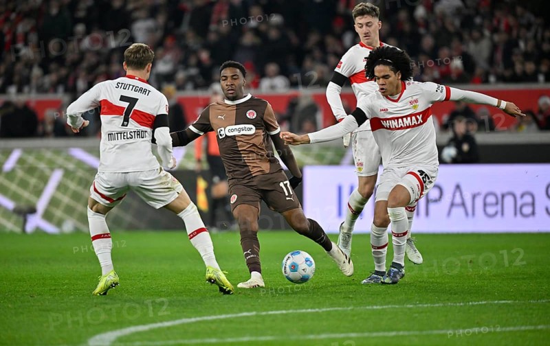 Duel, action Oladapo Afolayan FC St. Pauli (17) against Maximilian Mittelstädt VfB Stuttgart (07) Angelo Stiller VfB Stuttgart (06) Anrie Chase VfB Stuttgart (45)MHPArena, MHP Arena Stuttgart, Baden-Württemberg, Germany, Europe