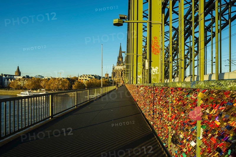 Love locks, loyalty sign, Hohenzollern Bridge, Cologne, Rhineland, North Rhine-Westphalia, Germany, Europe