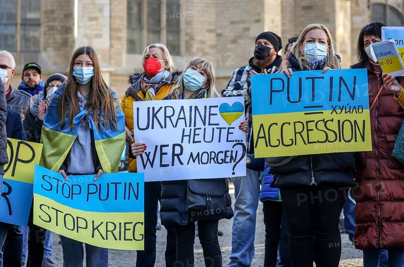 Wesel, North Rhine-Westphalia, Germany, Demonstration against Putin's war in Ukraine. Peace demonstration and solidarity rally for Ukraine on the large market square in Wesel. In times of the corona pandemic, all demonstrators wear masks, Europe