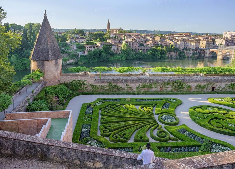 Palais de la Berbie park and view of the river Tarn, Albi, Département Tarn, France, Europe