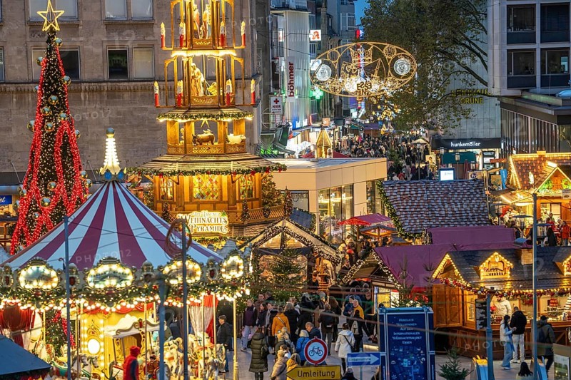Pre-Christmas season, Christmas market in the city centre of Essen, Willy-Brandt-Platz, pedestrian zone Kettwiger Straße, Christmas lighting, Essener Lichtwochen, North Rhine-Westphalia, Germany, Europe