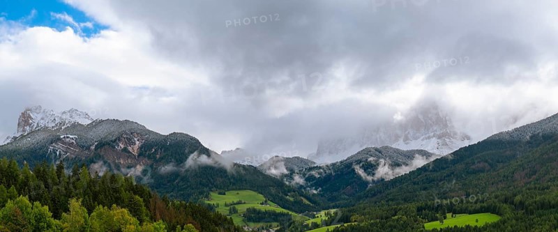 View of the cloudy Peitlerkofel group, Dolomites, St.Peter, Villnöß, Funes, Villnößtal, South Tyrol, Italy, Europe