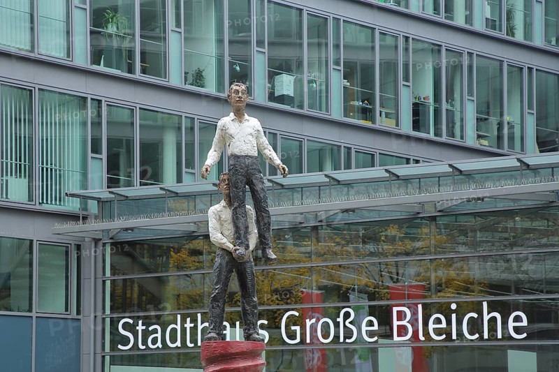 Townhouse with sculpture Two Men by Stephan Balkenhol 2001, male figure, standing on one leg, carrying, lifting, lifting, high, above, strength, acrobatics, stained glass window, inscription, glass building, Große Bleiche, historic city centre, Mainz, Rhine-Hesse region, Rhineland-Palatinate, Germany, Europe