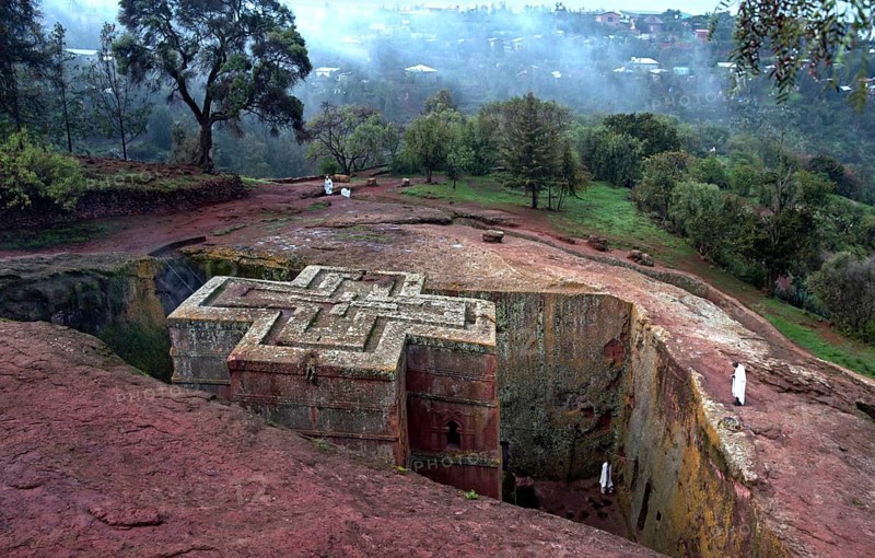 Underground monolithic rock-hewn church of Saint George, Biete Giyorgis, the only cruciform church in the Lalibela church complex, World Heritage Site, Lalibela, Ethiopia, Africa