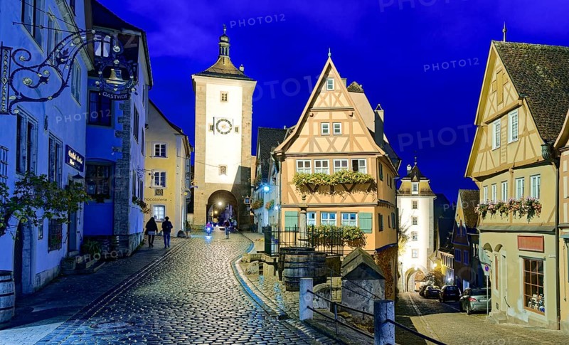 Plönlein and the Spitalgasse with the Siebersturm in the old town centre of Rothenburg ob der Tauber in the evening. Rothenburg, Bavaria, Germany, Europe