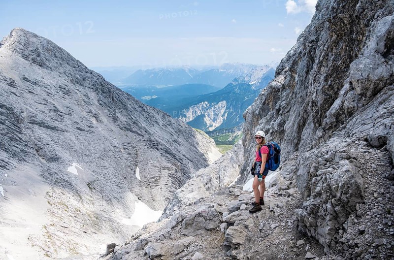 Mountaineer on the Jubiläumsgrat between Zugspitze and Alpspitze, high mountains, Wetterstein range, Bavaria, Germany, Europe