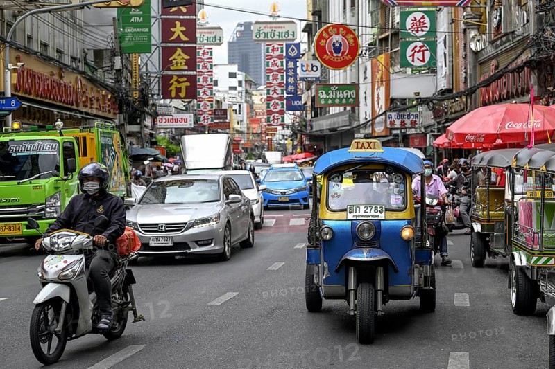 Street scene on Yaowarat Road, China Town, Chinese neighbourhood, Sampheng, Bangkok, Thailand, Asia