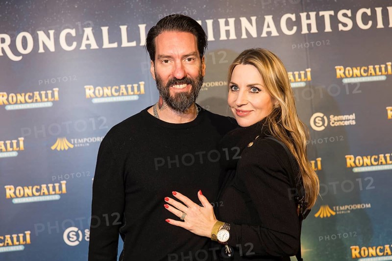 Alec Völkel with his woman Johanna Völkel at the premiere of the 20th Original Roncalli Weihnachtscircus in Berlin's Tempodrom on 20 December 2024