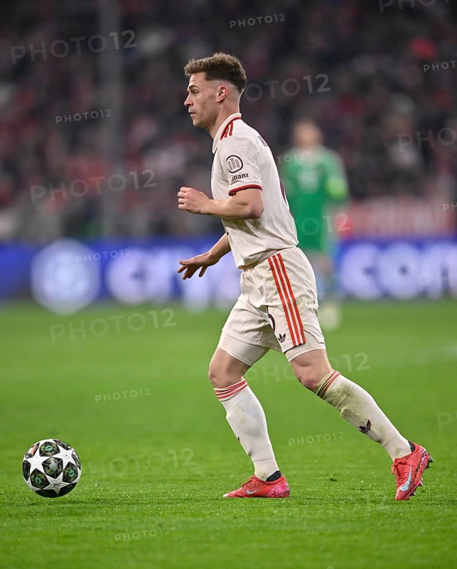 Joshua Kimmich FC Bayern Munich FCB (06) Action on the ball UEFA Champions League Allianz Arena, Munich, Bavaria, Germany, Europe