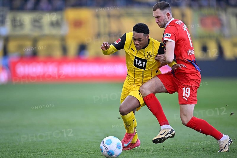 Duel, action Jonas Foehrenbach 1. FC Heidenheim 1846 FCH (19) against Julien Duranville Borussia Dortmund BVB (16) Voith-Arena, Heidenheim, Baden-Württemberg, Germany, Europe