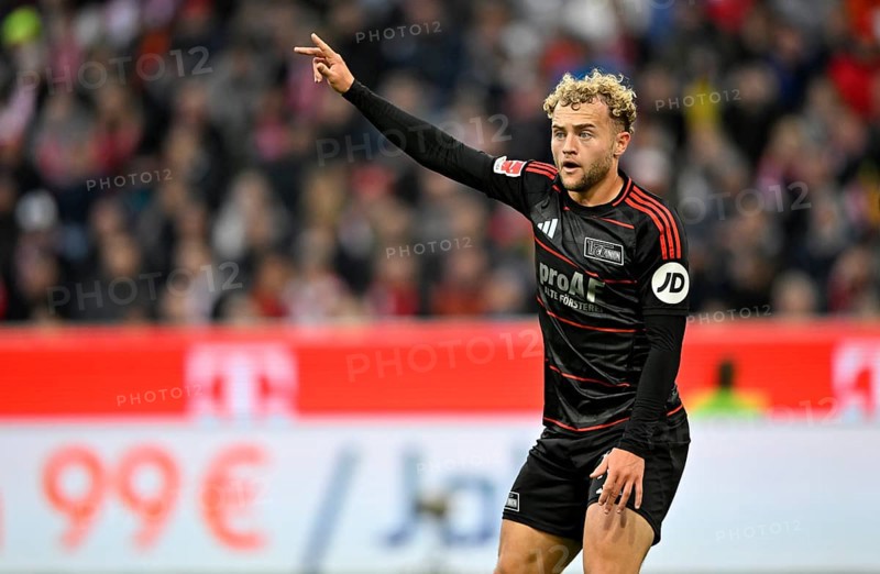 Benedict Hollerbach 1. FC Union Berlin FCU (16) Gesture, gesture, calls for ball, Allianz Arena, Munich, Bavaria, Germany, Europe