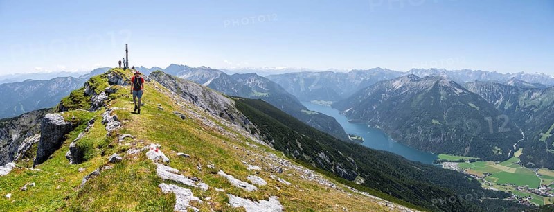 Mountaineer on the summit ridge of the Unnütz, behind summit of the Seekarspitze and Aachensee, Unnütz crossing, Brandenberg Alps, Tyrol, Austria, Europe